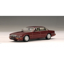 Jaguar XJ8 (Red)