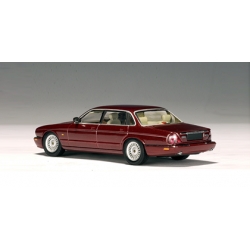 Jaguar XJ8 (Red)